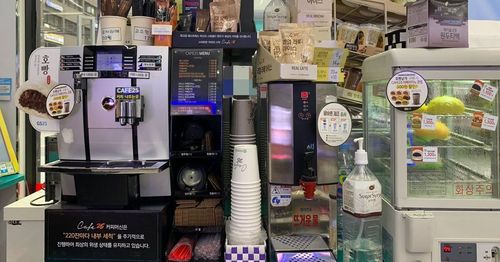 ร้านสะดวกเกาหลีมีครบทุกอย่าง! ไม่ว่าจะเครื่องชงกาแฟ/ เครื่องต้มมาม่า/ ไมโครเวฟก็มีเตรียมพร้อมไว้ให้แล้ว ไม่รู้เกาหลีก็ใช้ได้ค่ะ 