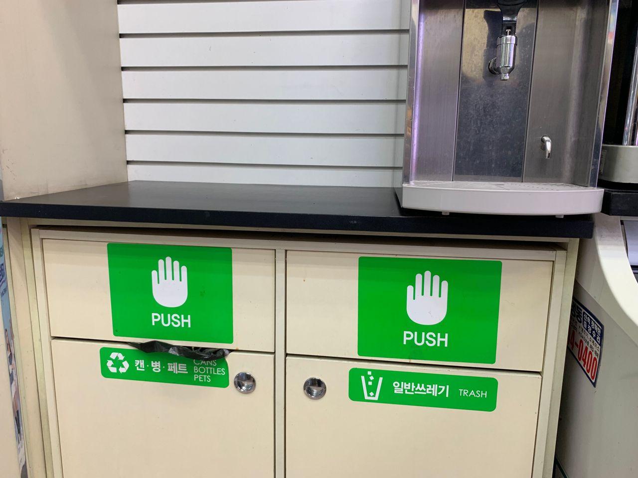 ร้านสะดวกเกาหลีมีครบทุกอย่าง! ไม่ว่าจะเครื่องชงกาแฟ/ เครื่องต้มมาม่า/ ไมโครเวฟก็มีเตรียมพร้อมไว้ให้แล้ว ไม่รู้เกาหลีก็ใช้ได้ค่ะ 