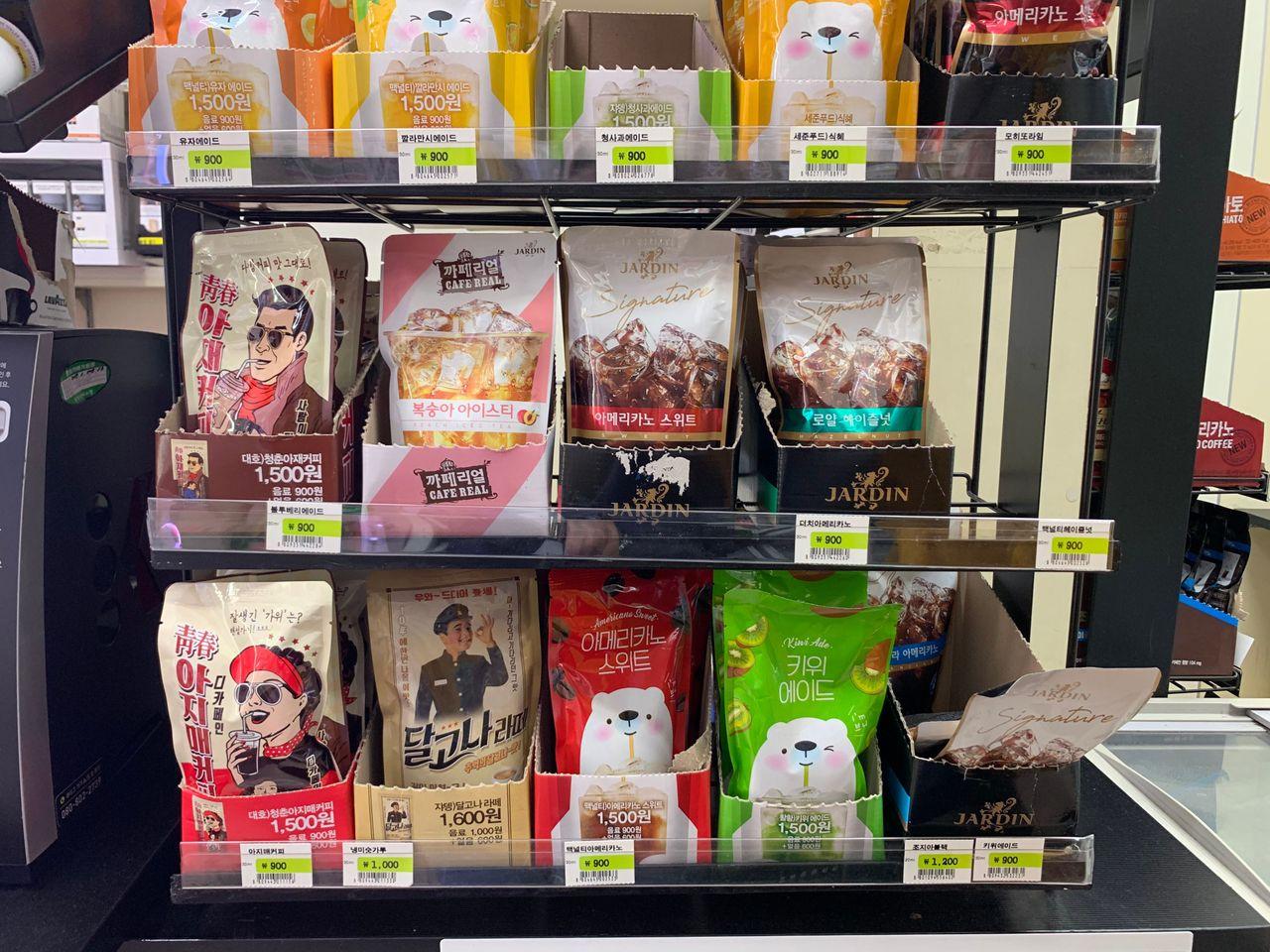 ร้านสะดวกเกาหลีมีครบทุกอย่าง! ไม่ว่าจะเครื่องชงกาแฟ/ เครื่องต้มมาม่า/ ไมโครเวฟก็มีเตรียมพร้อมไว้ให้แล้ว ไม่รู้เกาหลีก็ใช้ได้ค่ะ 