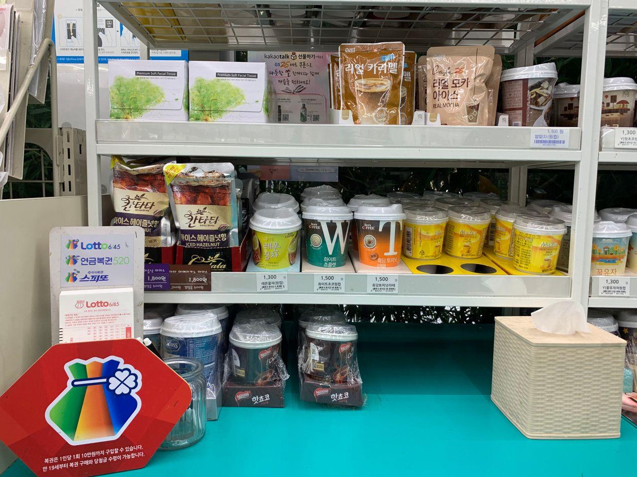 ร้านสะดวกเกาหลีมีครบทุกอย่าง! ไม่ว่าจะเครื่องชงกาแฟ/ เครื่องต้มมาม่า/ ไมโครเวฟก็มีเตรียมพร้อมไว้ให้แล้ว ไม่รู้เกาหลีก็ใช้ได้ค่ะ 