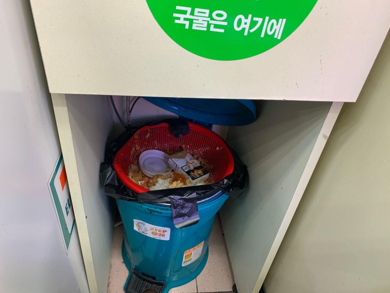 ร้านสะดวกเกาหลีมีครบทุกอย่าง! ไม่ว่าจะเครื่องชงกาแฟ/ เครื่องต้มมาม่า/ ไมโครเวฟก็มีเตรียมพร้อมไว้ให้แล้ว ไม่รู้เกาหลีก็ใช้ได้ค่ะ 