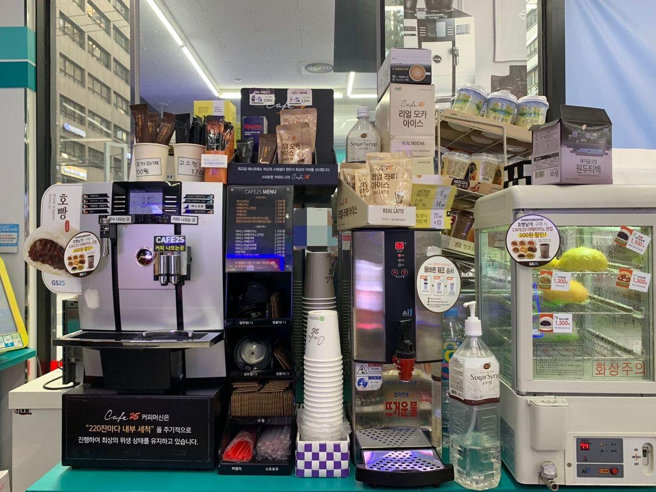 ร้านสะดวกเกาหลีมีครบทุกอย่าง! ไม่ว่าจะเครื่องชงกาแฟ/ เครื่องต้มมาม่า/ ไมโครเวฟก็มีเตรียมพร้อมไว้ให้แล้ว ไม่รู้เกาหลีก็ใช้ได้ค่ะ 