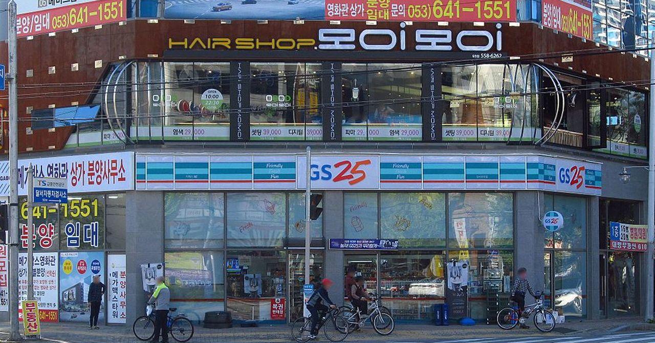 ร้านสะดวกเกาหลีมีครบทุกอย่าง! ไม่ว่าจะเครื่องชงกาแฟ/ เครื่องต้มมาม่า/ ไมโครเวฟก็มีเตรียมพร้อมไว้ให้แล้ว ไม่รู้เกาหลีก็ใช้ได้ค่ะ 