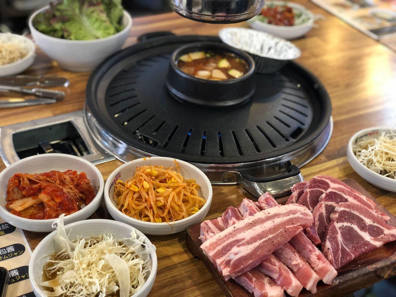 korea, seoul, hongdae, noryangjin, jonggak, jongno, food, cheap food, local food, restaurants, bang-for-the-buck, korean food, kbbq, korean barbeque, pork belly, seafood, pizza, chicken, korean buffet