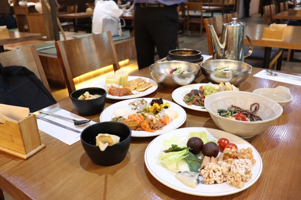 korea, seoul, hongdae, noryangjin, jonggak, jongno, food, cheap food, local food, restaurants, bang-for-the-buck, korean food, kbbq, korean barbeque, pork belly, seafood, pizza, chicken, korean buffet