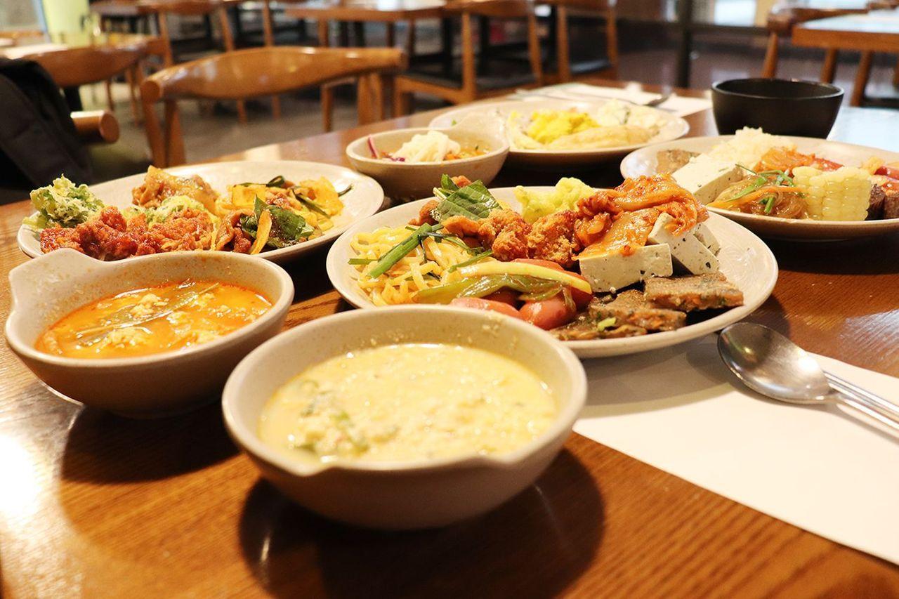 korea, seoul, hongdae, noryangjin, jonggak, jongno, food, cheap food, local food, restaurants, bang-for-the-buck, korean food, kbbq, korean barbeque, pork belly, seafood, pizza, chicken, korean buffet