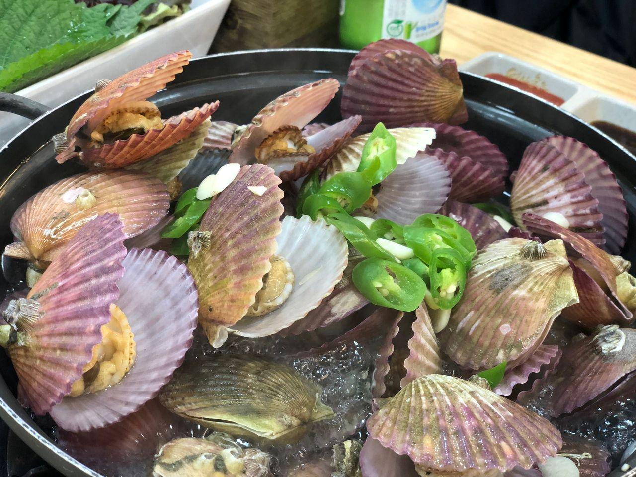 korea, seoul, hongdae, noryangjin, jonggak, jongno, food, cheap food, local food, restaurants, bang-for-the-buck, korean food, kbbq, korean barbeque, pork belly, seafood, pizza, chicken, korean buffet