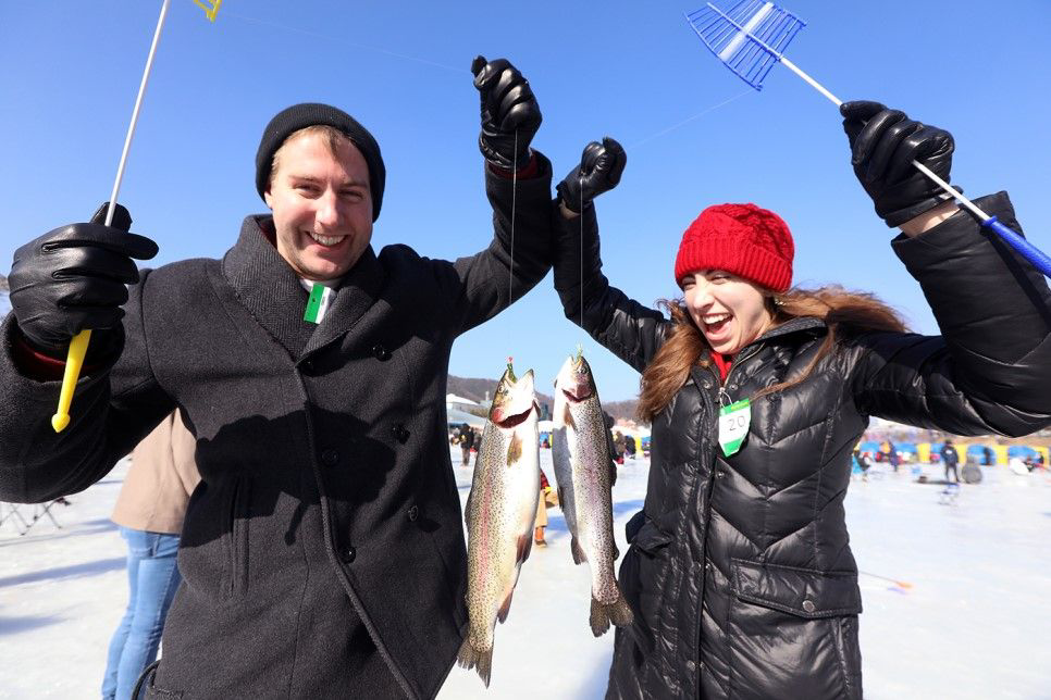 Pyeongchang Trout Fishing Festival+Ski Tour | ¡Disfruta de la pesca en hielo, estancia nocturna y tour en teleférico en un solo tour!
