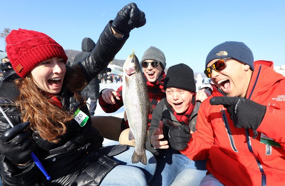 Festival de Pesca de Trucha de Pyeongchang + Tour de Esquí | ¡Disfruta de la pesca en hielo, estadía nocturna y tour en teleférico en un solo tour!
