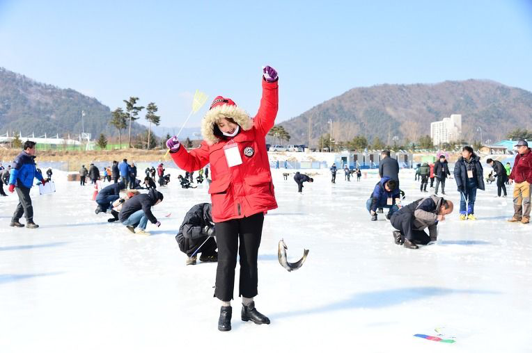 Pyeongchang Trout Fishing Festival+Ski Tour | Enjoy ice fishing, overnight stay, and cable car tour in just one tour!