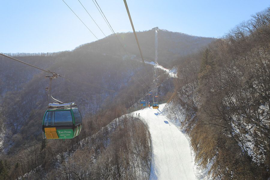 Pyeongchang Trout Fishing Festival+Ski Tour | Enjoy ice fishing, overnight stay, and cable car tour in just one tour!
