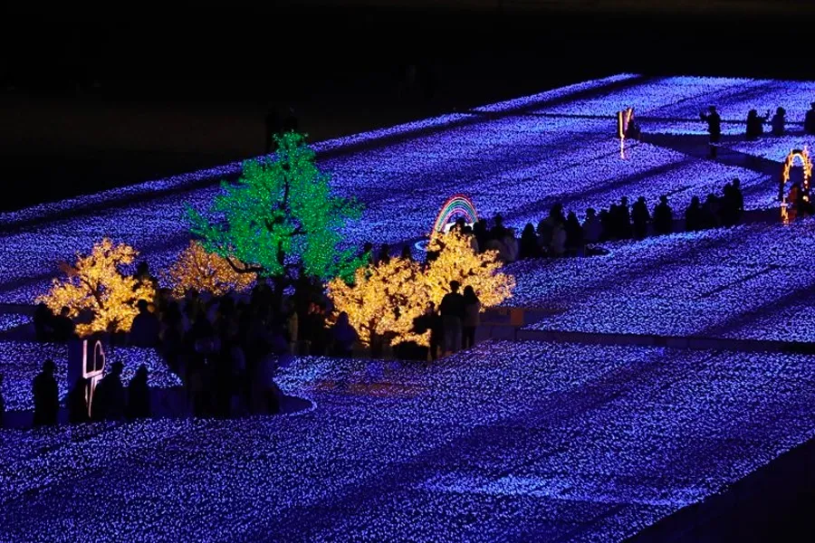 釜山海雲臺燈會，展示美麗的燈飾和夜間景觀，吸引許多遊客前來參觀。