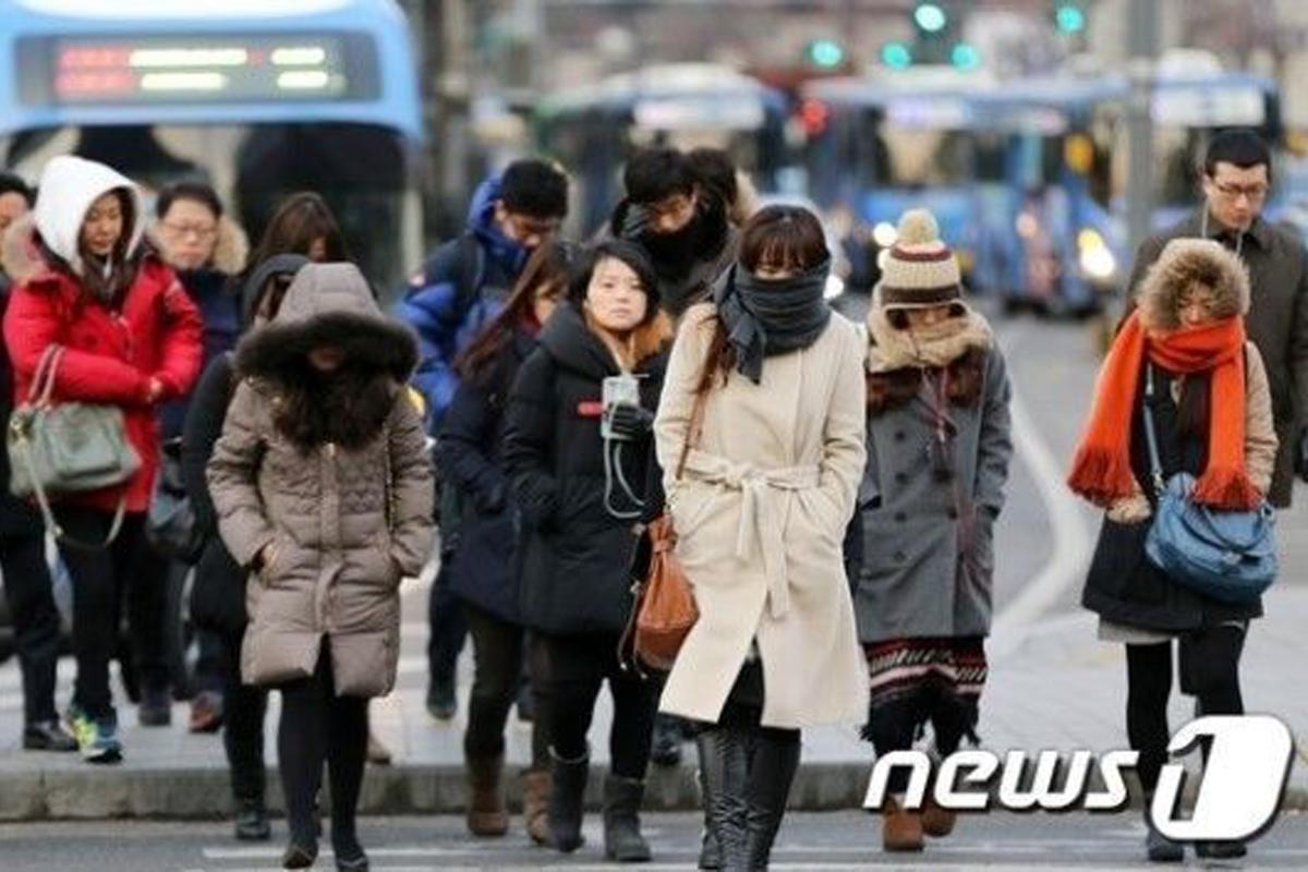 2025 Korea Winter Guide people in winter clothes