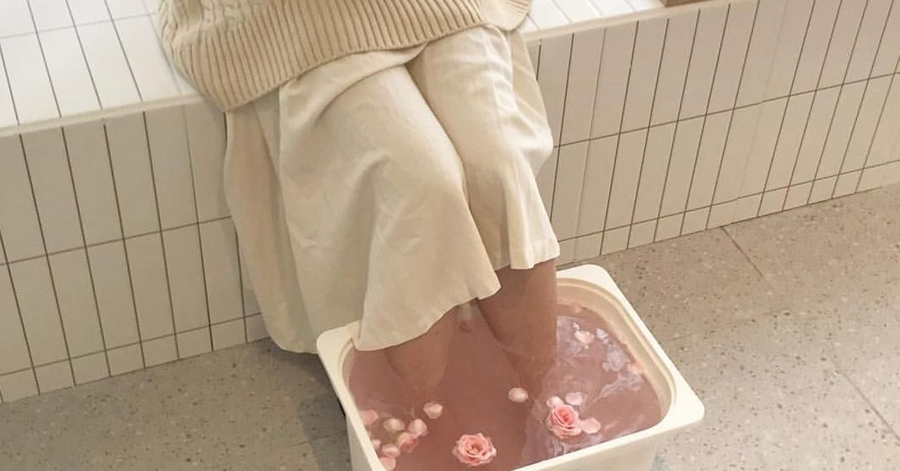 韓式足浴咖啡廳內景，顧客享受足浴，設有溫馨和舒適的室內設計。