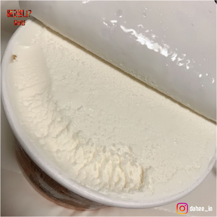 揭開包裝後看到的Binggrae Together傳統香草冰淇淋的內容物。