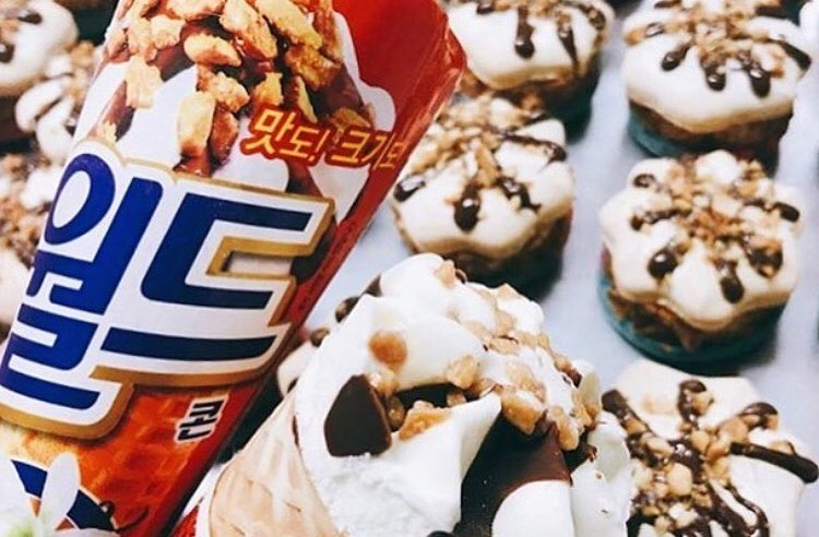 樂天Worldcone冰淇淋與巧克力堅果片配合的特寫圖片。