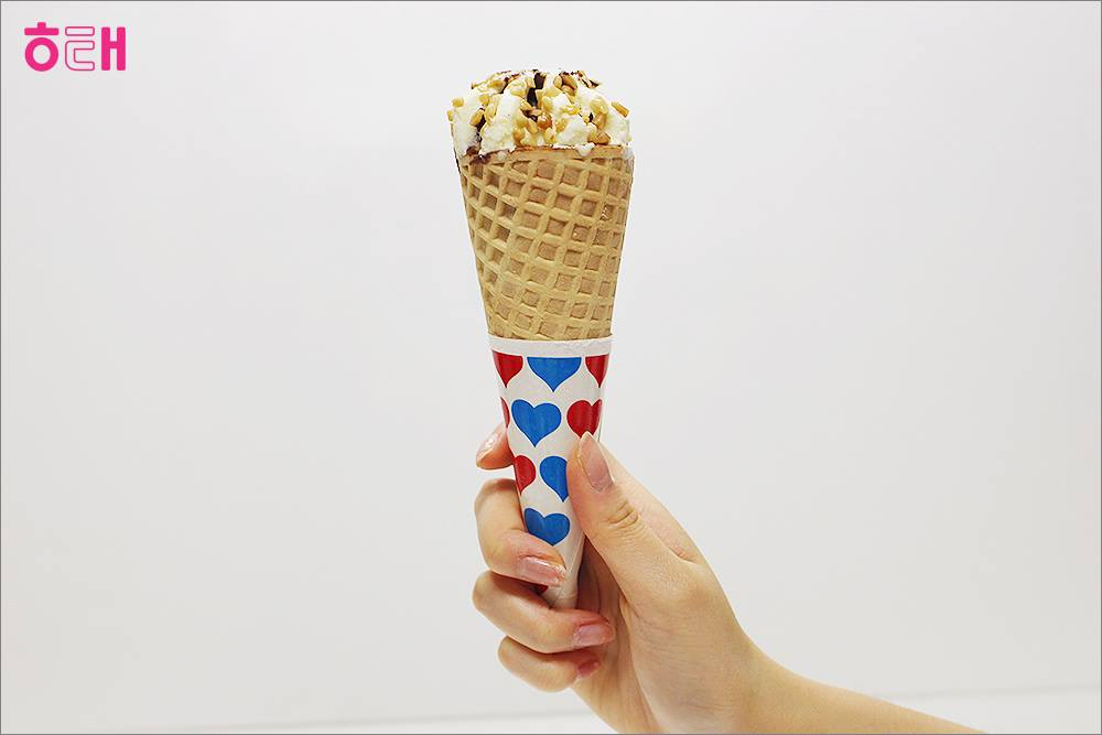 Bravocone甜筒上的巧克力醬和花生粉特寫。