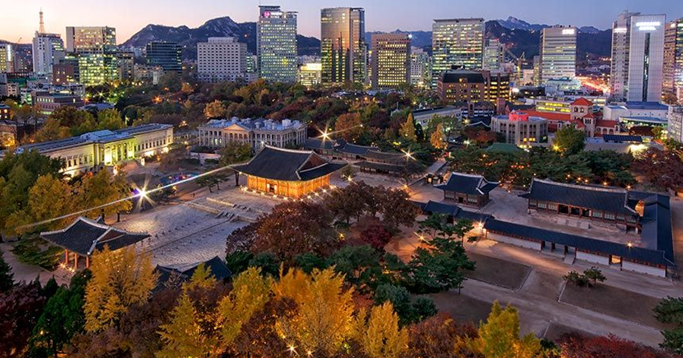 서울 시내의 야경과 덕수궁의 아름다운 전경. 화려한 도시와 전통 건축물이 한눈에 보인다.