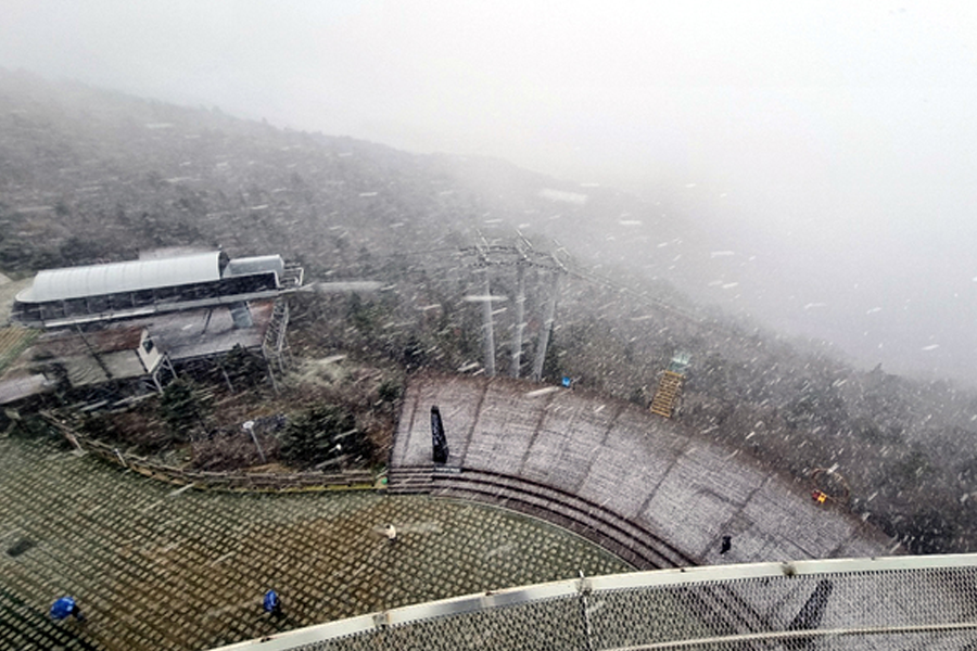 Wohngebiet in Korea während eines Schneefalls im Jahr 2021