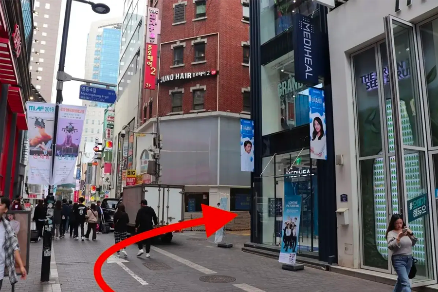 명동 거리에서 설정한 목적지로 가기 위한 또 다른 회전 지시를 안내합니다.