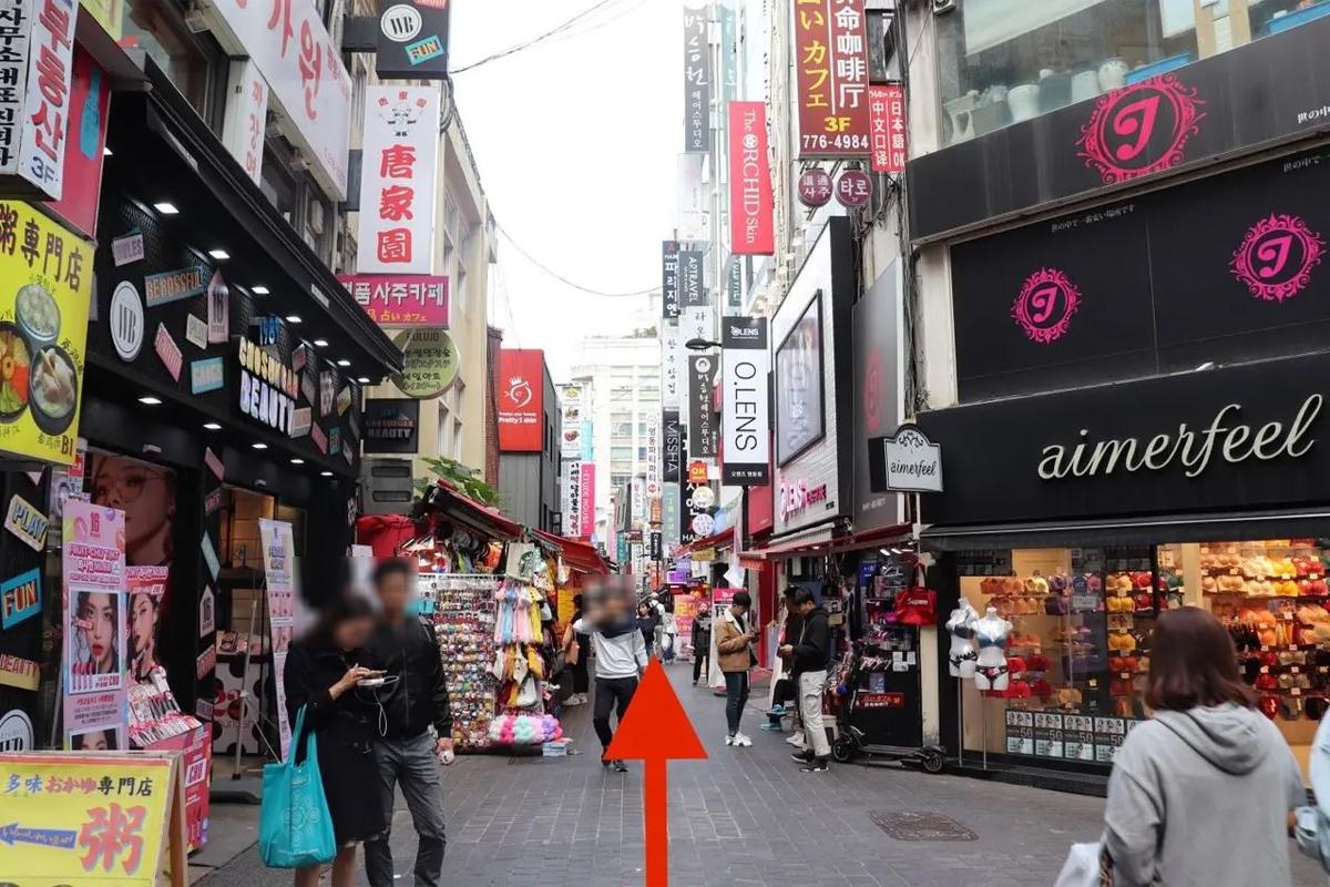 Jalan lurus sekitar 100 meter untuk mencapai pintu masuk Cafe de Paris di Myeongdong, Seoul.