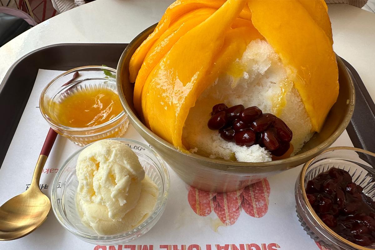 Real Mango Bingsu dengan kacang merah ditambahkan, memberikan rasa gurih, Cafe de Paris, Myeongdong.