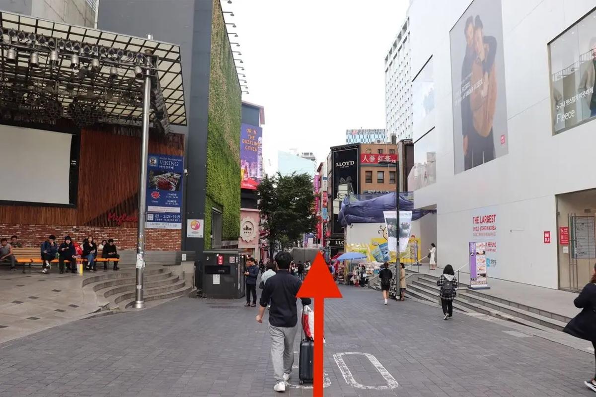 Jalan menuju Cafe de Paris, Myeongdong, setelah belok kiri keluar dari Stasiun Myeongdong.