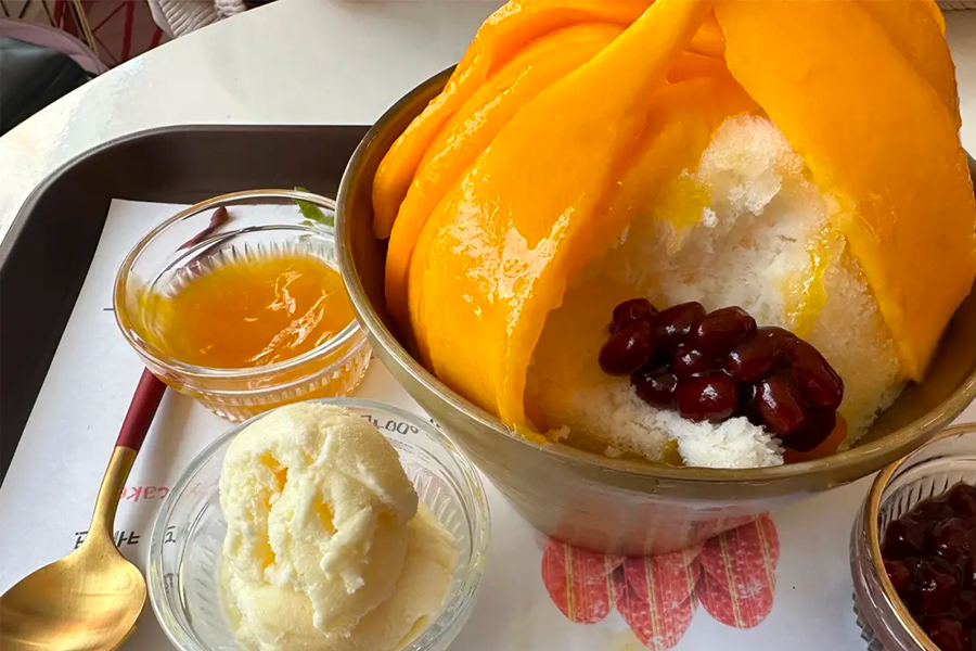 방울방울 토마토 빙수의 모습으로, 토마토로 장식된 색다른 빙수의 모습을 보여줍니다.