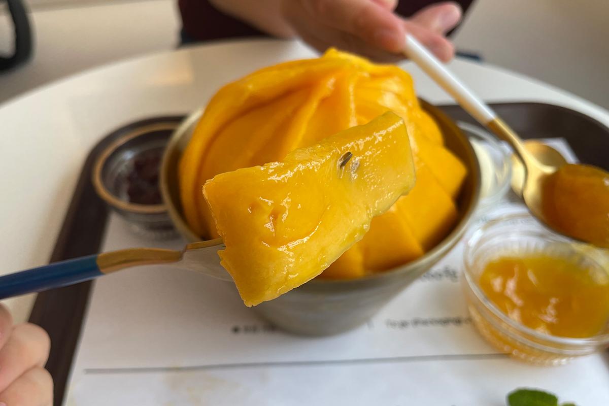 Potongan mangga apel yang digunakan sebagai topping di Real Mango Bingsu, Cafe de Paris, Myeongdong.