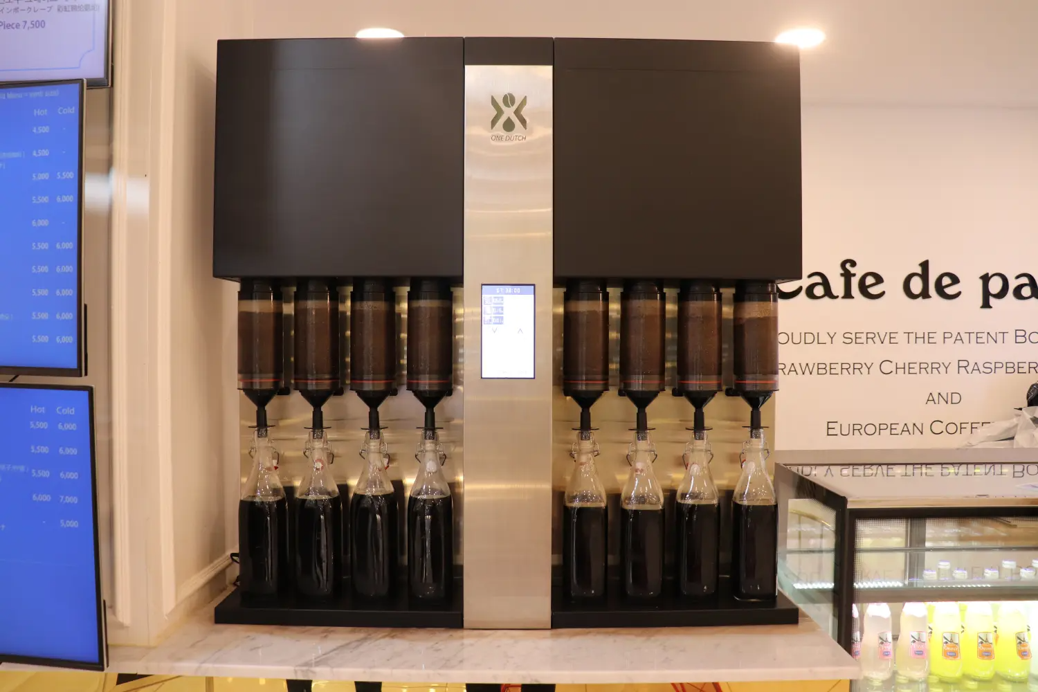 Mesin kopi otomatis di Cafe de Paris, Myeongdong, menawarkan kopi segar dengan berbagai pilihan rasa.