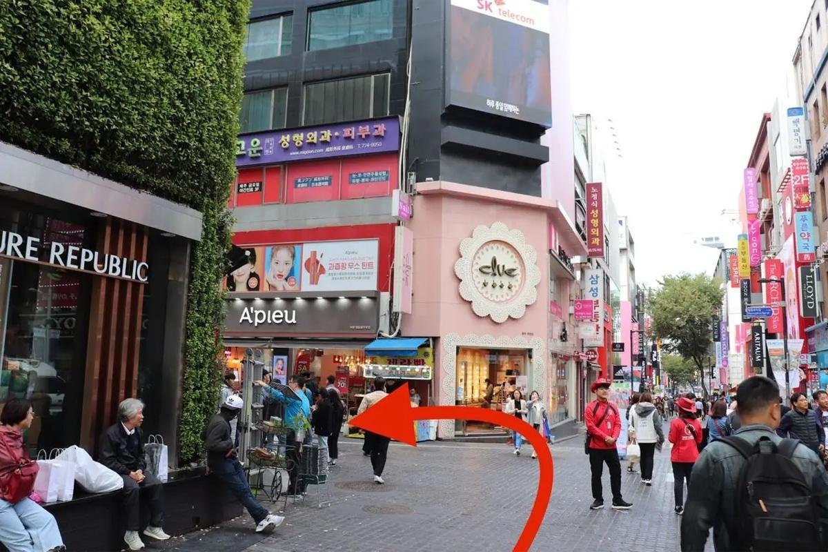 Belok kiri ke gang pertama menuju Cafe de Paris, di area Myeongdong, Seoul.