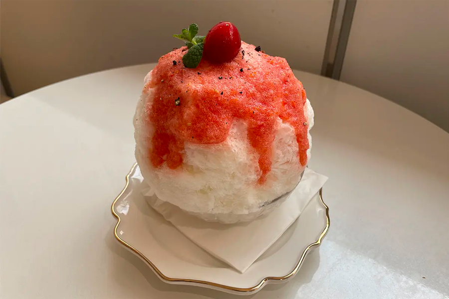 팥이 콩콩 빙수의 모습으로, 단팥과 고소한 인절미가 함께 올려진 모습입니다.