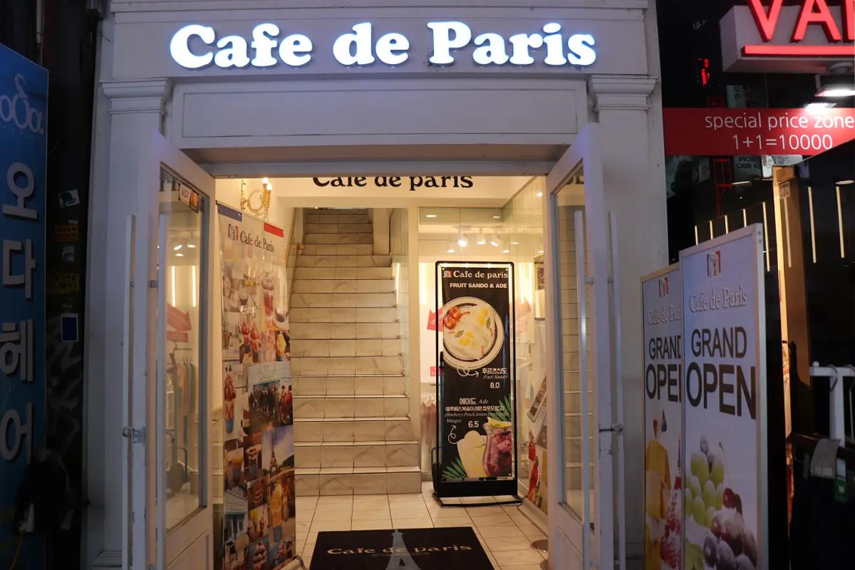 Pintu masuk Cafe de Paris di Myeongdong, gerbang menuju pilihan hidangan penutup Korea yang lezat.