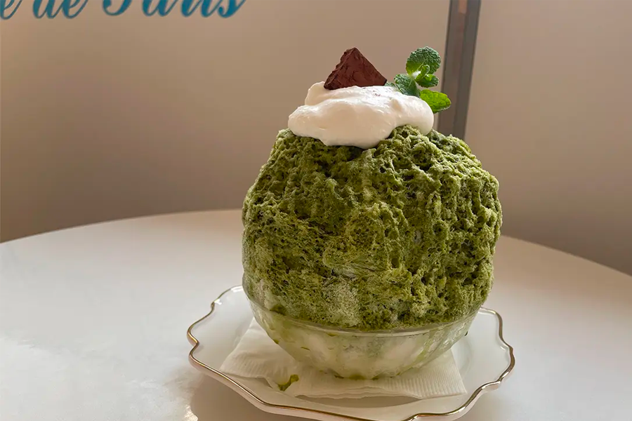 카페 드 파리의 콜드 브루 커피를 추출하는 기계의 모습으로, 깔끔한 디자인의 기계를 보여줍니다.