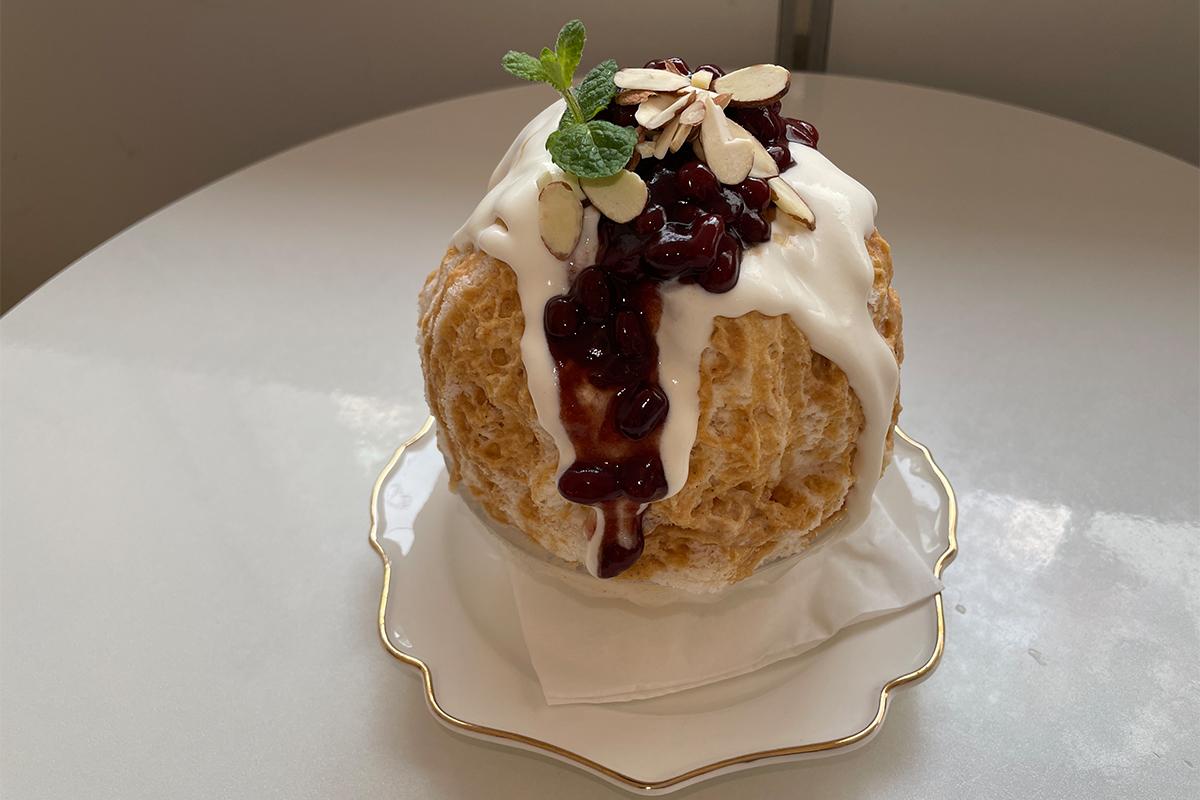 Bingsu Kacang Merah Manis dengan topping kacang merah dan almond, Cafe de Paris, Myeongdong.