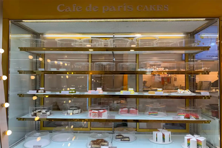 케이크가 진열되어 있는 카페 드 파리의 냉장 쇼케이스로, 다양한 디저트들이 진열된 모습입니다.