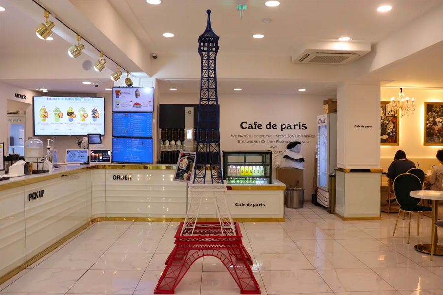 여기는 카페 드 파리 내부의 모습으로, 중앙에 파리 에펠탑 미니어처가 있는 모습입니다.