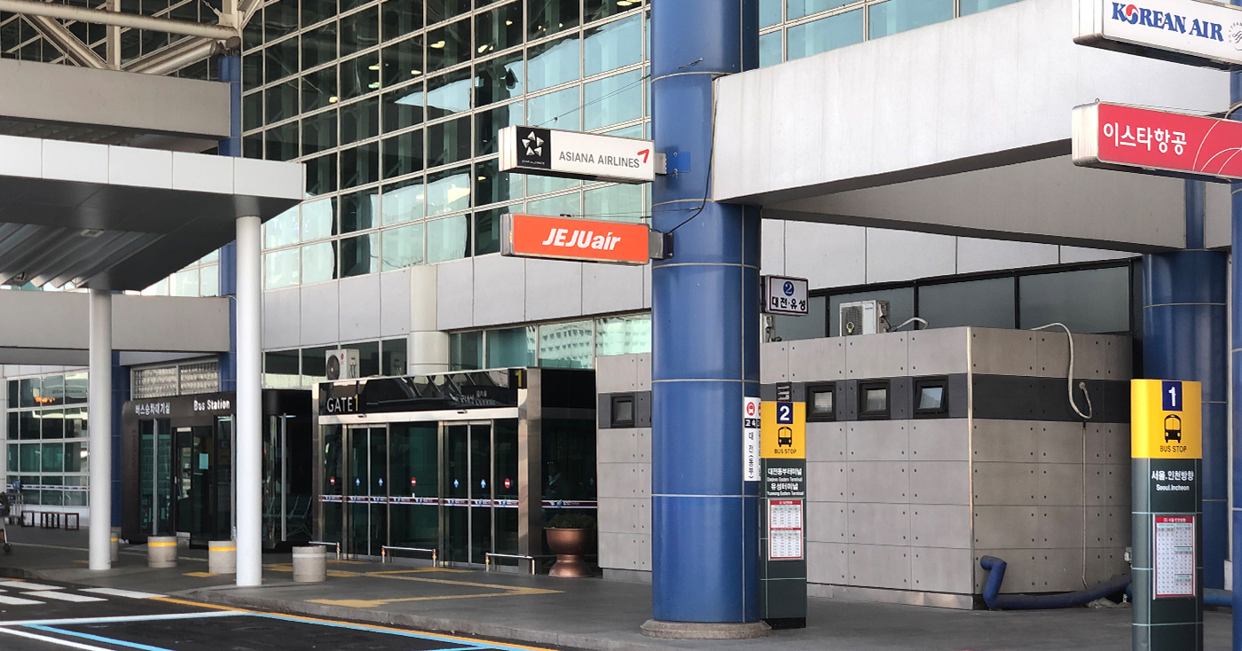 位于清州机场的航班和交通服务区域，展示旅客通行路径。