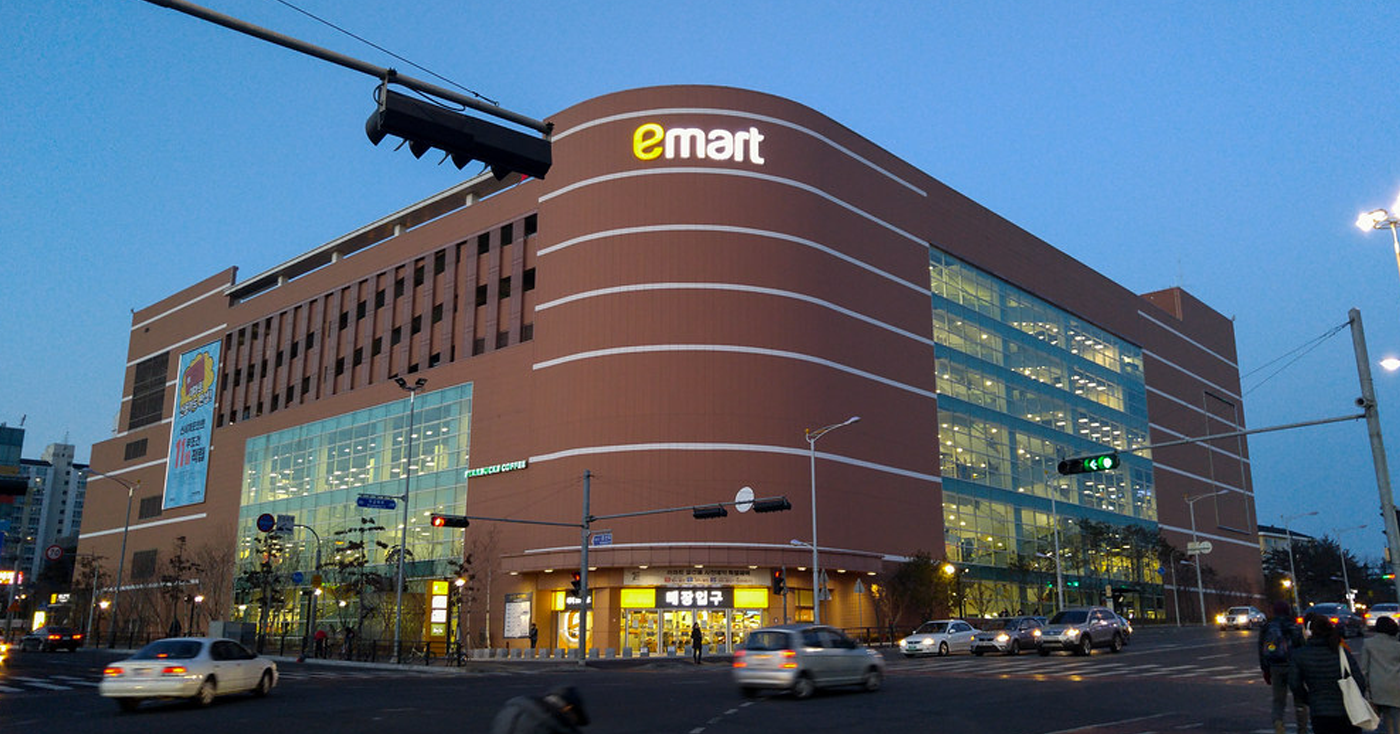 清州某大型超市的外部全景，展示韩国特有的购物环境。