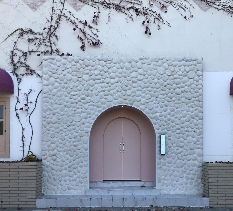 使用数字设备和WiFi图标的抽象插图，背景为绿色调，体现现代科技和无线网络的概念。