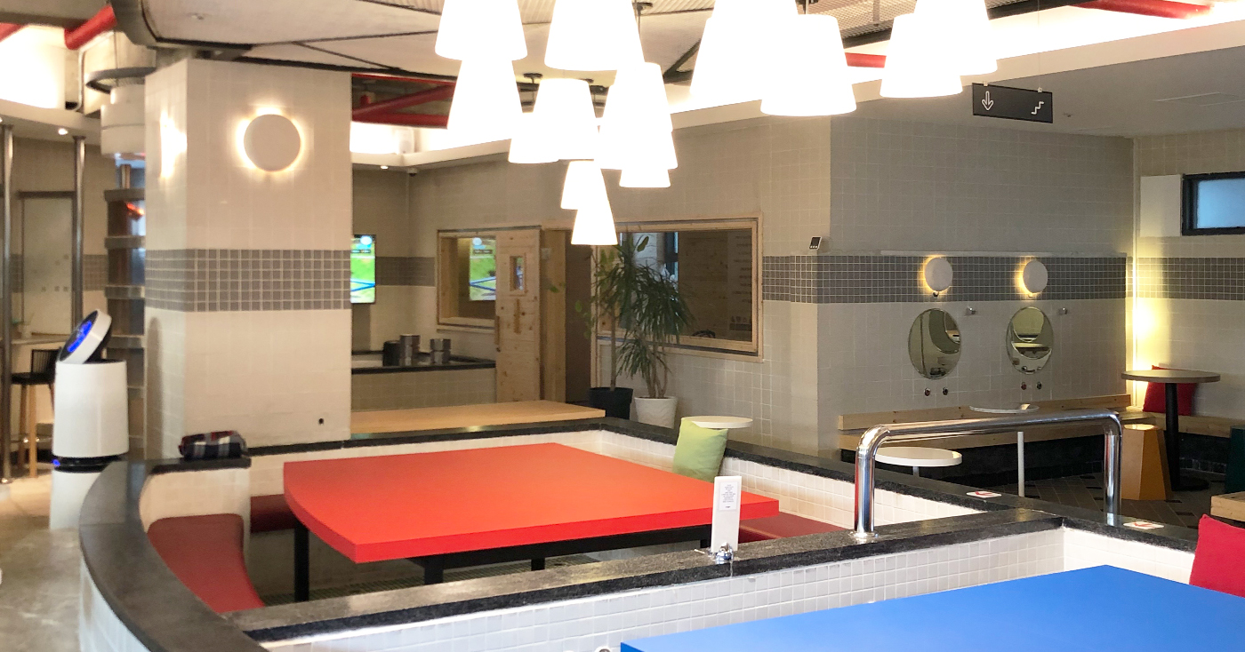 清州沐浴汤咖啡店的内部，趣味设计的沐浴环境与餐饮体验结合，成为新奇之选。