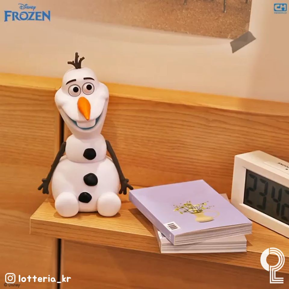 雪寶造型的小夜燈，展示在Lotteria韓國社交媒體帳號上，燈光溫暖而柔和。