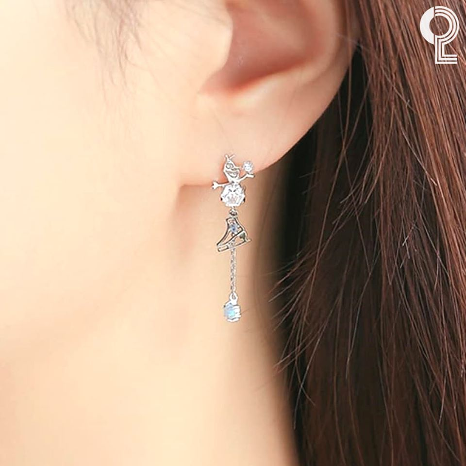 雪寶和滑冰鞋造型耳環，佩戴於耳垂上，展現冰雪奇緣的可愛風格。