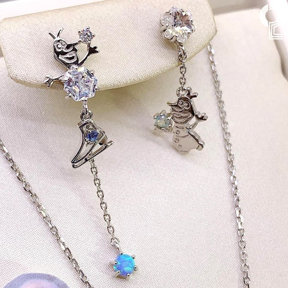 雪寶造型的耳環，吊墜設計展現滑冰鞋和雪花的元素。
