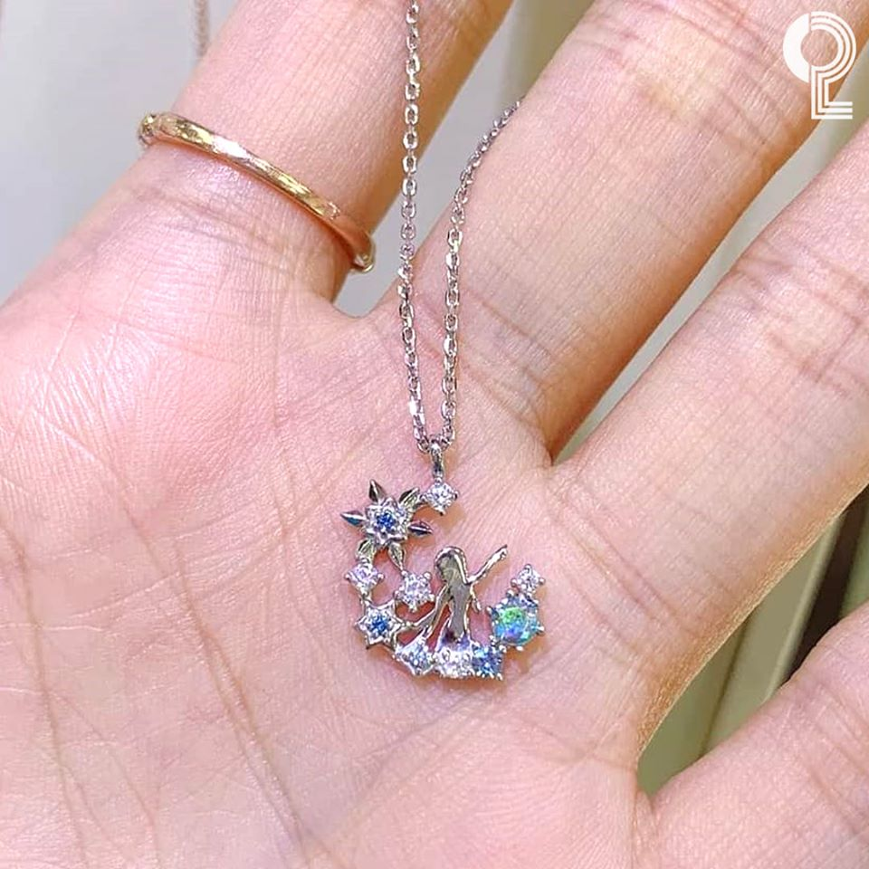 艾莎造型項鍊展示於手中，設計精緻，主要包含冰雪奇緣主題元素。