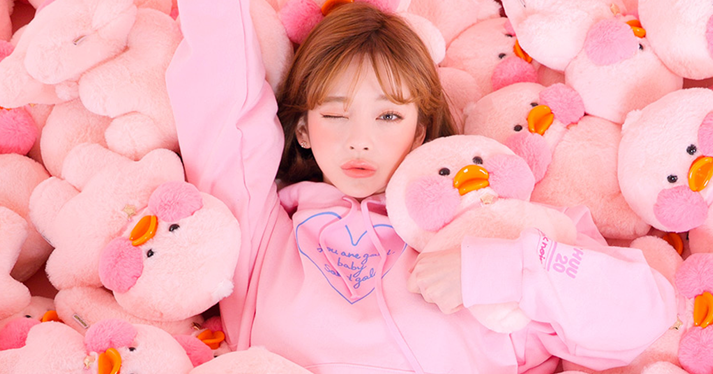 粉色主題布偶海洋，主要被粉色玩偶填滿，帶有溫馨和可愛的氛圍。