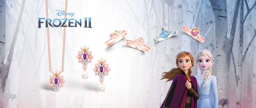 《冰雪奇緣2》飾品系列展示，包含項鍊、耳環和戒指，背景為神秘的冰雪世界場景。