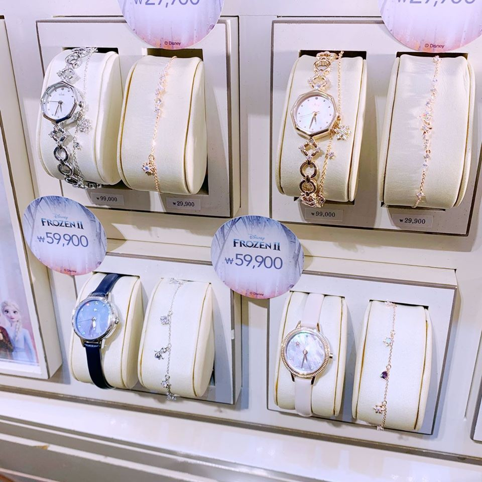 冰雪奇緣主題飾品，其中包括手錶和飾品，展示於商店的貨架上。