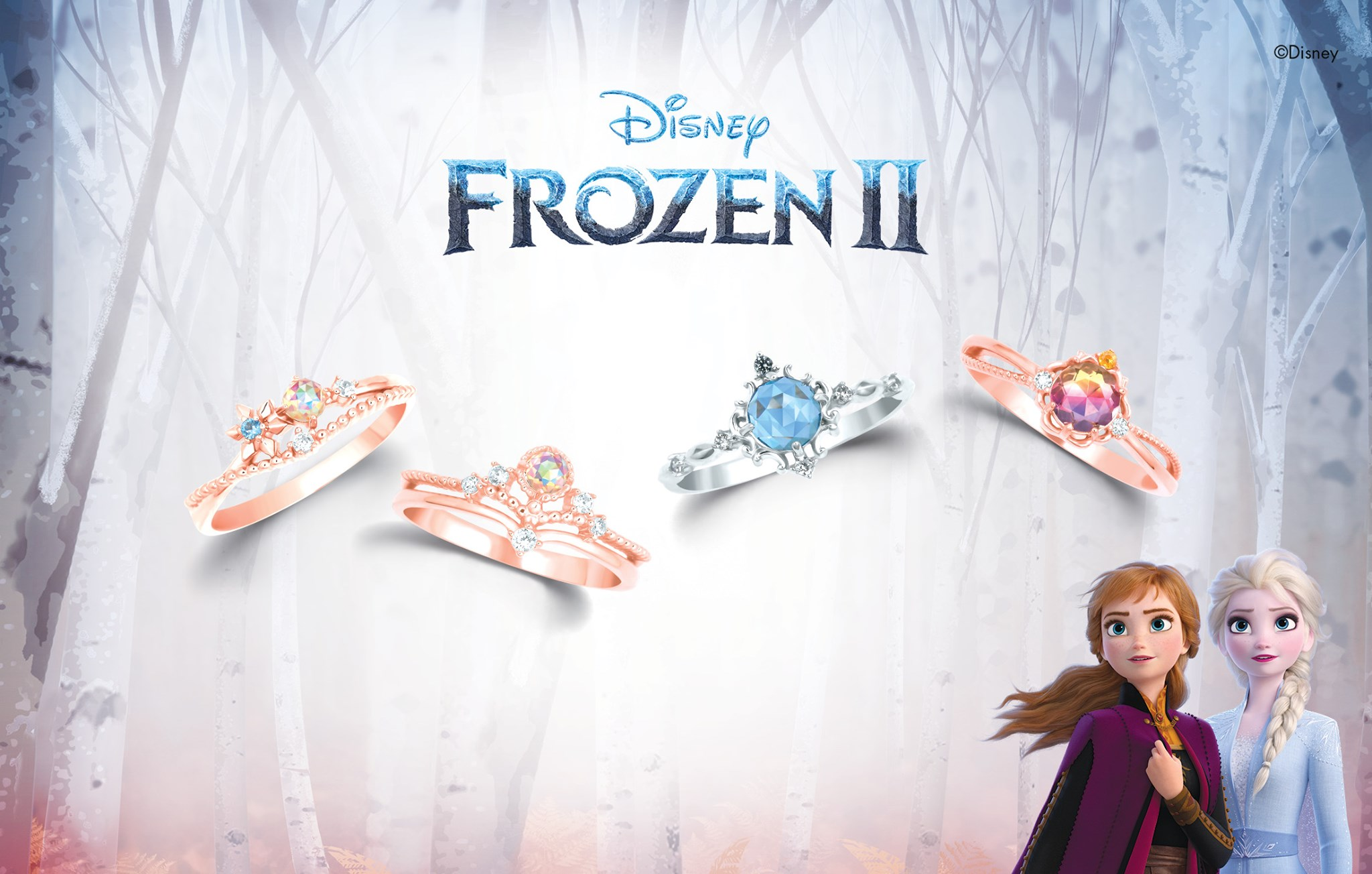 冰雪奇緣戒指展示，背景帶有冰雪奇緣的視覺元素，戒指設計優雅。