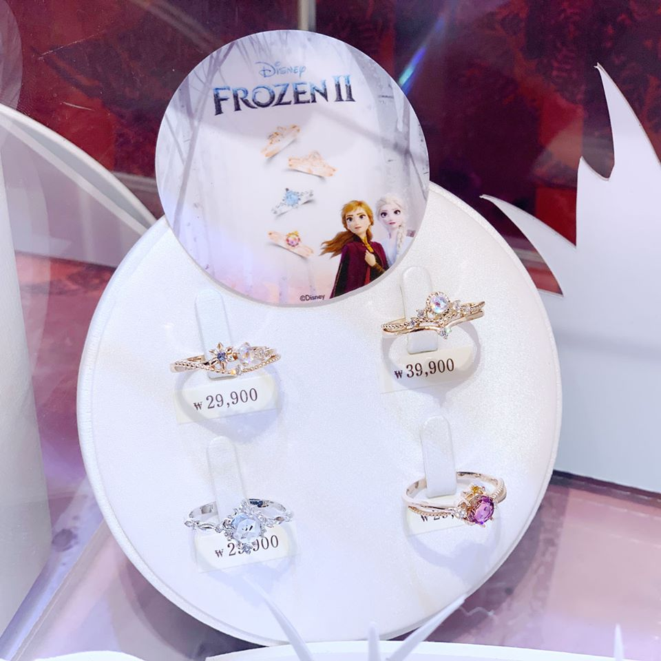 《冰雪奇緣2》主題戒指，展示於商店的展示圓臺上，設計元素充滿童話感。